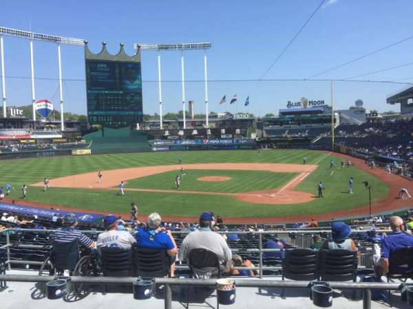 Kauffman Stadium, bloc: 225, rangée: CC, place: 14