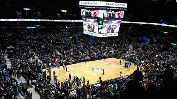 BMO Harris Bradley Center, bloc: 404, rangée: H, place: 5