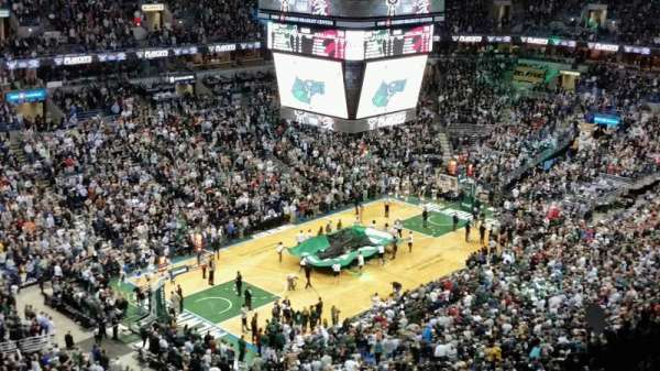BMO Harris Bradley Center, bloc: 404, rangée: S, place: 12