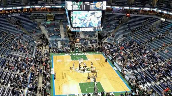 BMO Harris Bradley Center, bloc: 412, rangée: R, place: 8