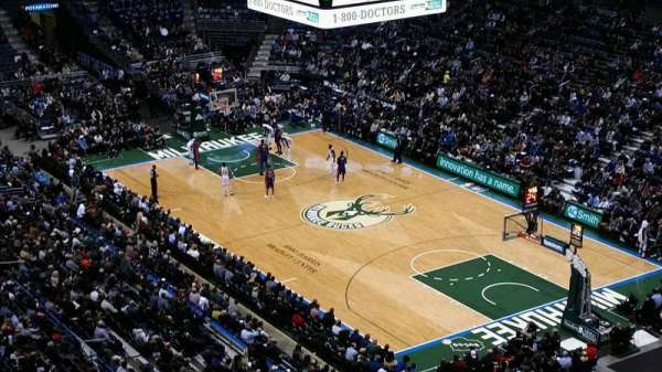BMO Harris Bradley Center, bloc: 416, rangée: R, place: 2