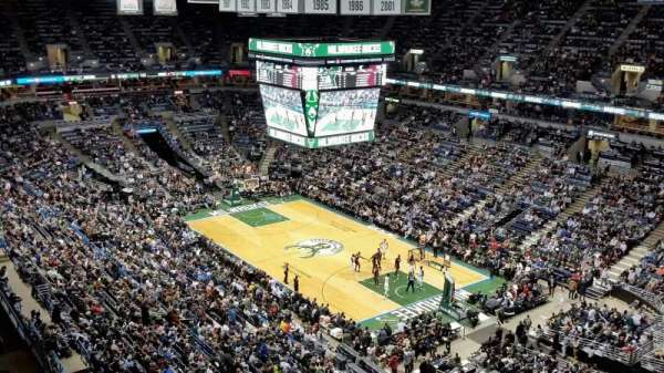 BMO Harris Bradley Center, bloc: 438, rangée: S, place: 5