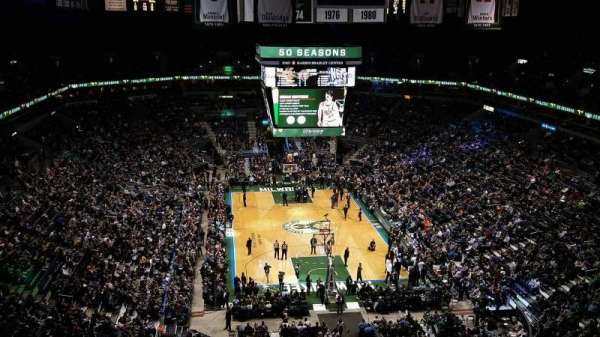 BMO Harris Bradley Center, bloc: 412, rangée: R, place: 8