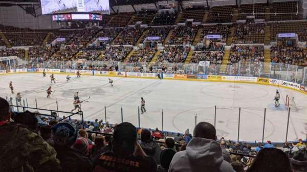 UW-Milwaukee Panther Arena, bloc: 321, rangée: 5, place: 3