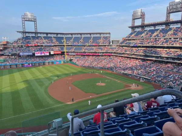 Citizens Bank Park, bloc: 329, rangée: 6, place: 1