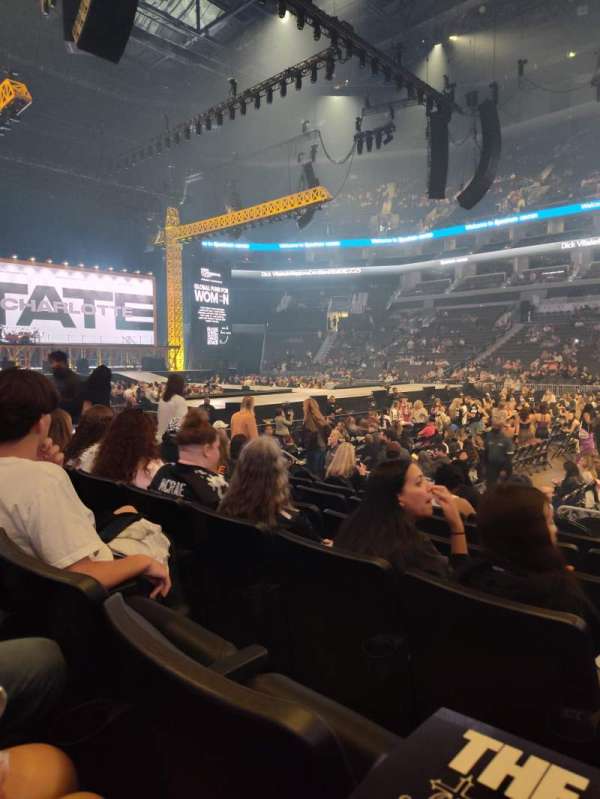 Spectrum Center, bloc: 114, rangée: H