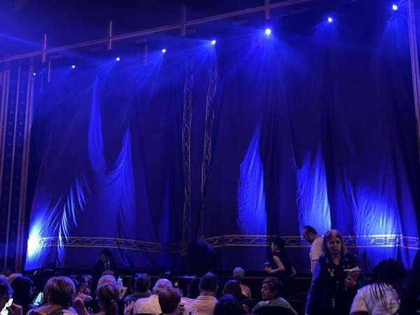 Lena Horne Theatre, bloc: Orchestra R, rangée: K, place: 2