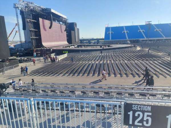 Rogers Stadium, bloc: E125, rangée: 4, place: 1