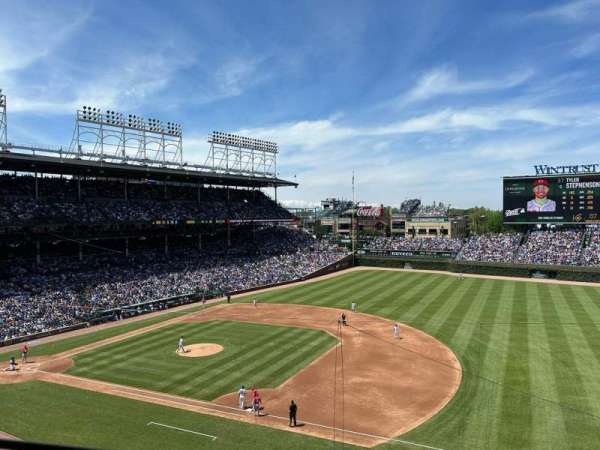 Wrigley Field, bloc: 327R, rangée: 1, place: 7-8