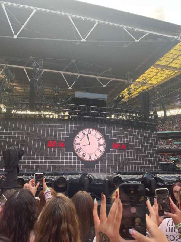 Wembley Stadium, bloc: Front left standing