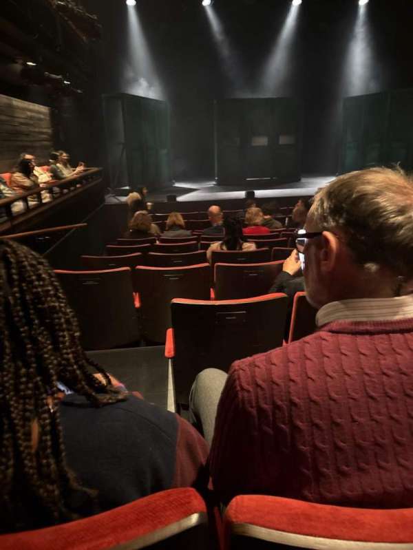 Kiln Theatre, bloc: Stalls, rangée: L, place: 13