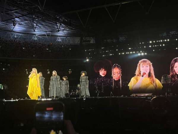 Wembley Stadium, bloc: floor, rangée: second, place: GA