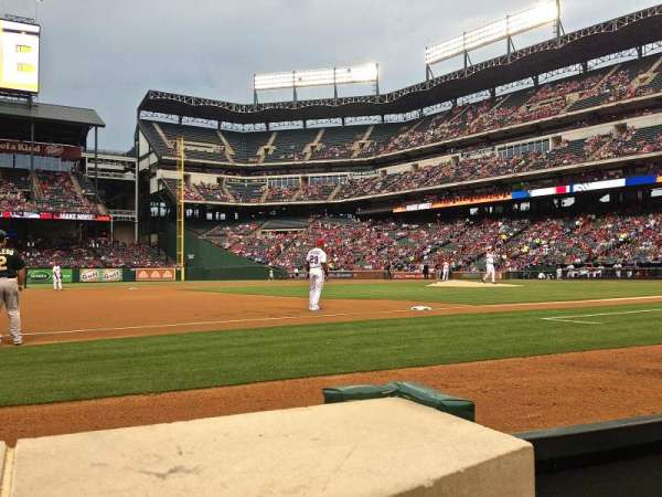 Globe Life Park in Arlington, bloc: Commissioner's Box 3rd Base, rangée: 1, place: 28