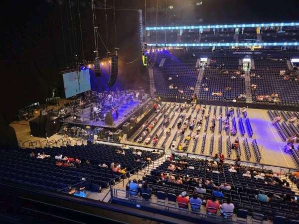 Bridgestone Arena, bloc: 215, rangée: e, place: 5