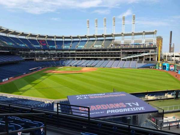 Progressive Field, bloc: 303, rangée: e, place: 7