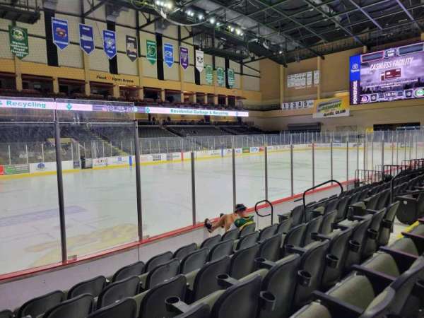Fleet Farm Arena, bloc: 105, rangée: f, place: 10