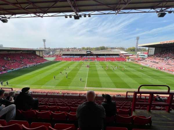 Oakwell Stadium, bloc: East, rangée: JJ, place: 120