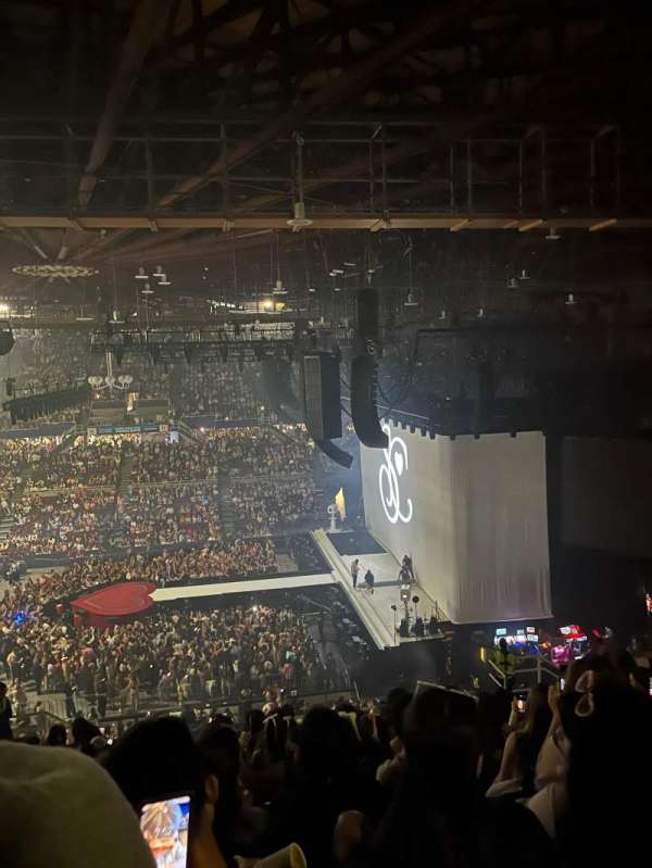Pacific Coliseum, bloc: 24, rangée: 14, place: 12
