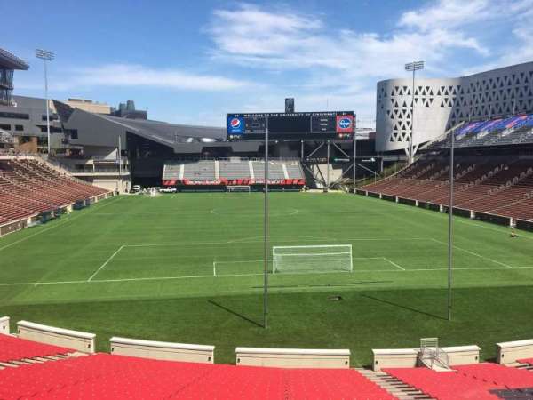 Nippert Stadium, bloc: 115, rangée: 32, place: 11