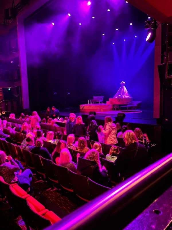 Aylesbury Waterside Theatre, bloc: Stalls, rangée: Slb, place: 8