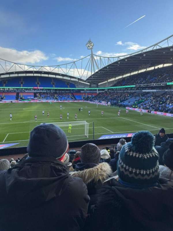 Toughsheet Community Stadium, bloc: ML3, rangée: Y, place: 104