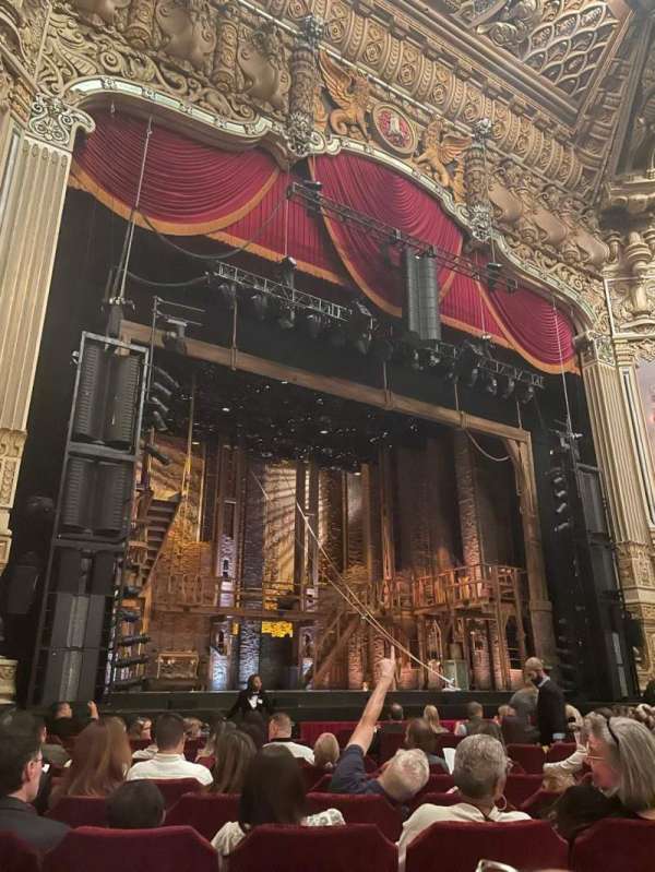 James M. Nederlander Theatre, bloc: Orchestra L, rangée: M, place: 17