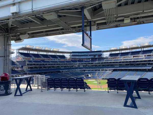 Nationals Park, bloc: Budweiser Bar