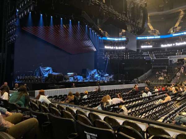 Spectrum Center, bloc: 106, rangée: E, place: 5