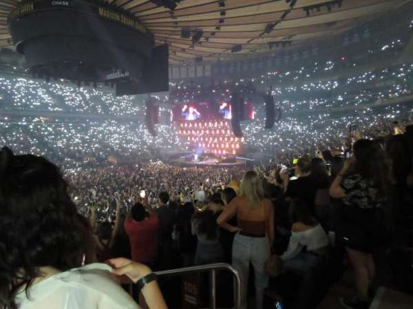 Madison Square Garden, bloc: 105, rangée: 18, place: 17
