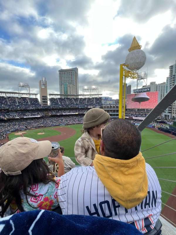 Petco Park, bloc: 327, rangée: 4, place: 12