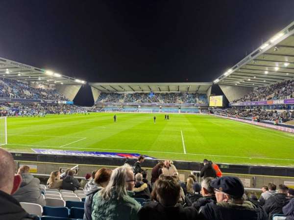 The Den, bloc: Cold Blow Lane 39, rangée: M, place: 120