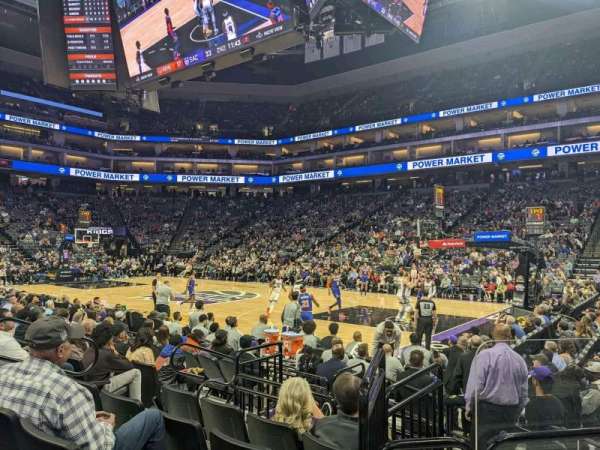 Golden 1 Center, bloc: 104, rangée: DD, place: 4