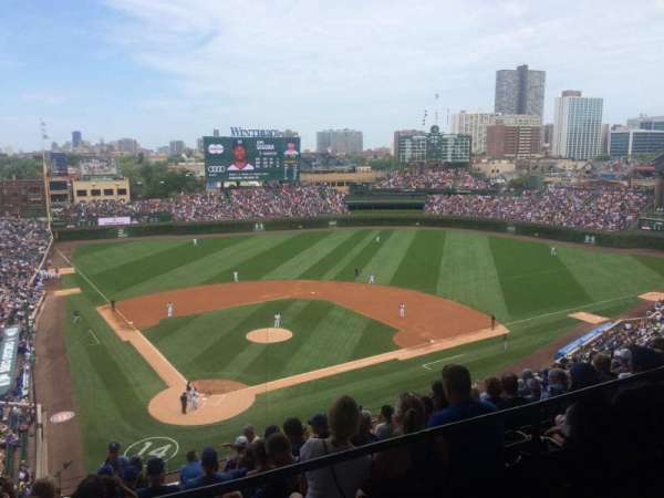 Wrigley Field, bloc: 420R, rangée: 1, place: 13