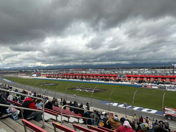 Auto Club Speedway, bloc: 4, rangée: 23, place: 2