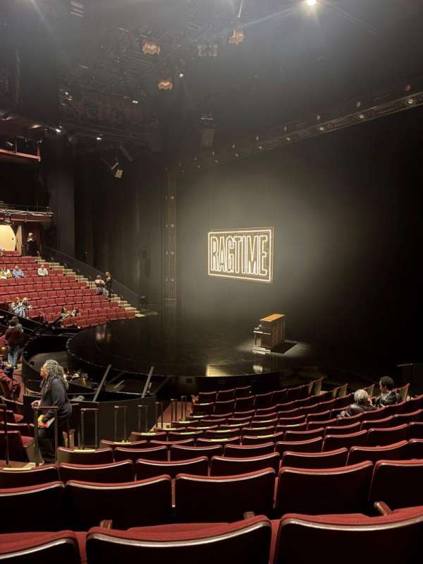 Vivian Beaumont Theater, bloc: Orchestra RC, rangée: O, place: 505