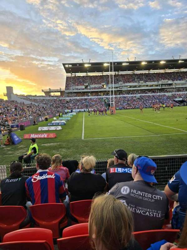 McDonald Jones Stadium, bloc: East01, rangée: E, place: 42