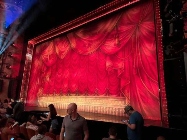 August Wilson Theatre, bloc: Orchestra R, rangée: F, place: 18