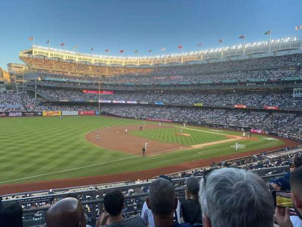 Yankee Stadium, bloc: 227B, rangée: 4, place: 22