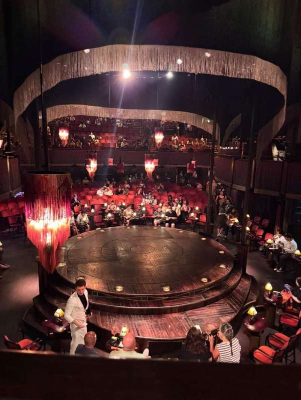August Wilson Theatre, bloc: Kit Kat Klub Mezzanine 4, rangée: 1, place: 218