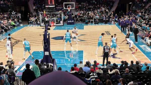 Spectrum Center, bloc: 109, rangée: P, place: 13