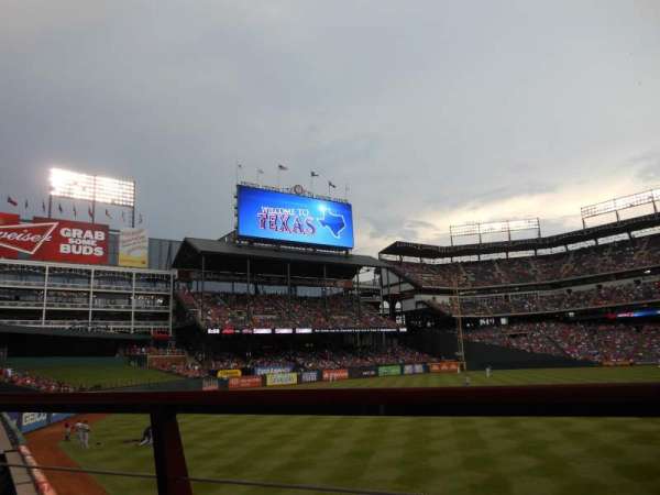 Globe Life Park in Arlington, bloc: 8, rangée: 1, place: 11