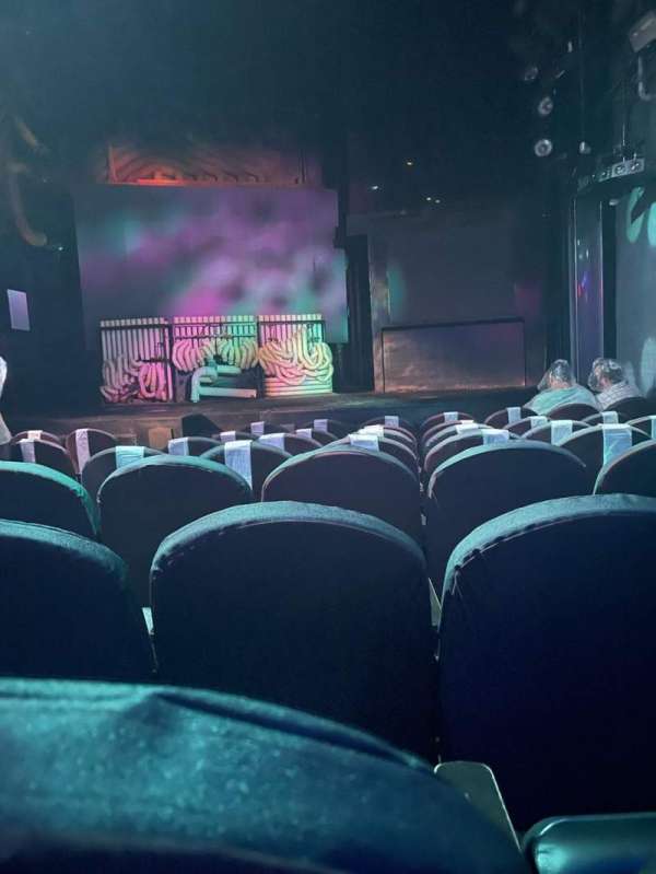 Astor Place Theatre, bloc: Orch, rangée: HH, place: 104
