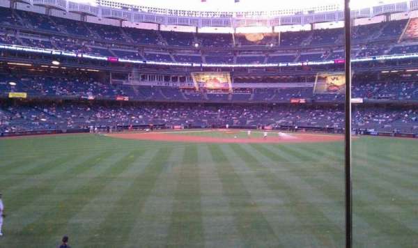 Yankee Stadium, bloc: Mohegan Sun Sports Bar, rangée: 1, place: 1