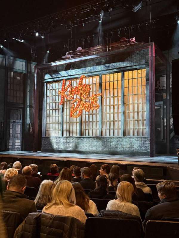Milton Keynes Theatre, bloc: Stalls, rangée: JJ, place: 1