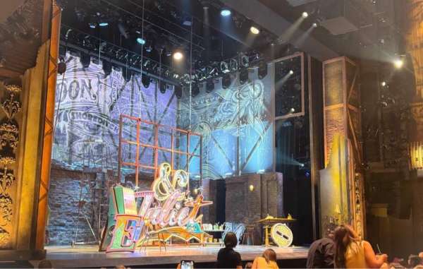 Stephen Sondheim Theatre, bloc: Orchestra L, rangée: J, place: 13