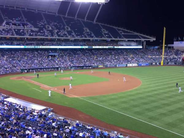 Kauffman Stadium, bloc: 322, rangée: A, place: 13