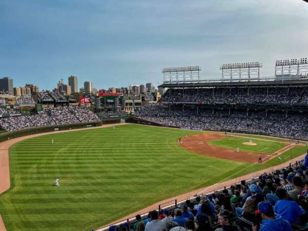Wrigley Field, bloc: 303L, rangée: 9, place: 1