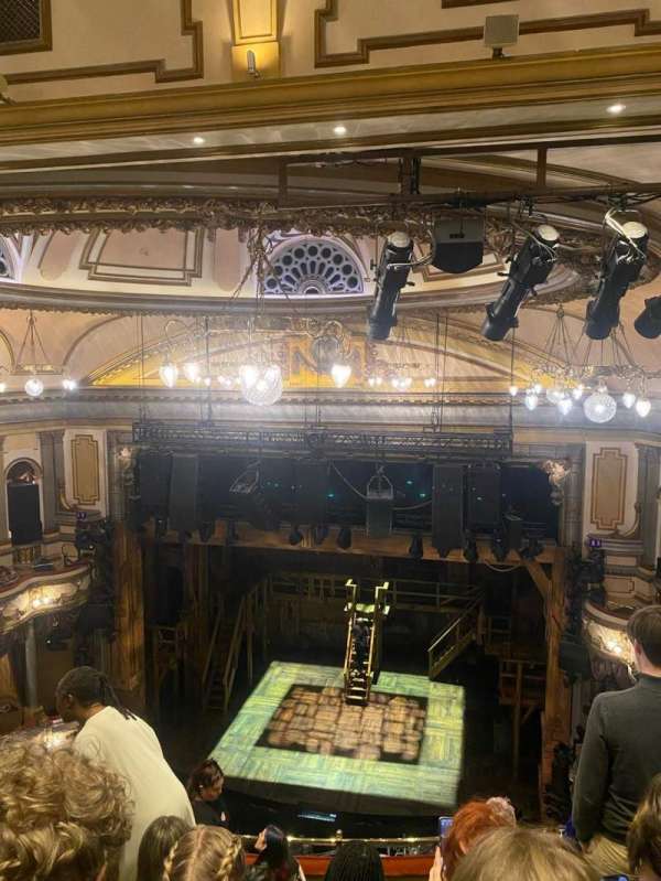 Victoria Palace Theatre, bloc: Grand Circle, rangée: G, place: 13