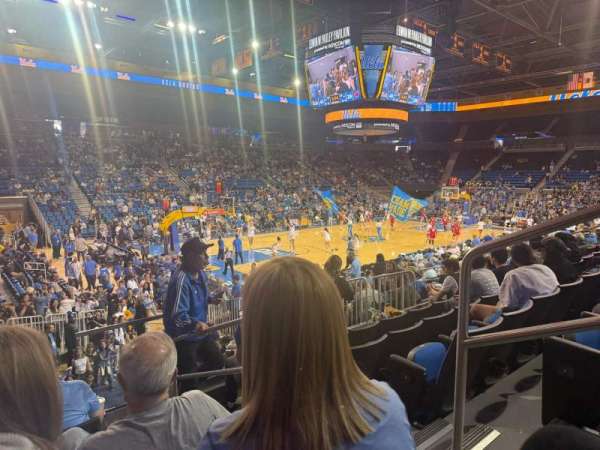 Pauley Pavilion, bloc: 105, rangée: 5, place: 2