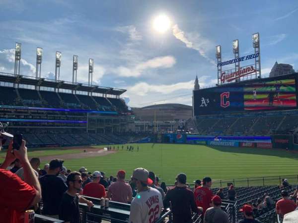 Progressive Field, bloc: The Corner Drink Rails